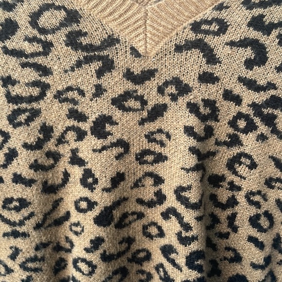 ANIMAL print sweater - Picture 2 of 3
